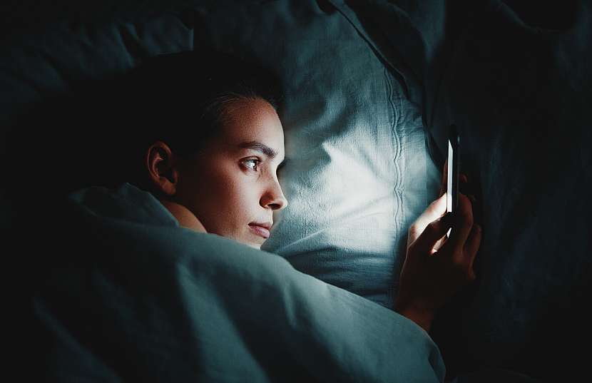 Modré světlo mobilních zařízení blokuje naši spánkovou pohodu