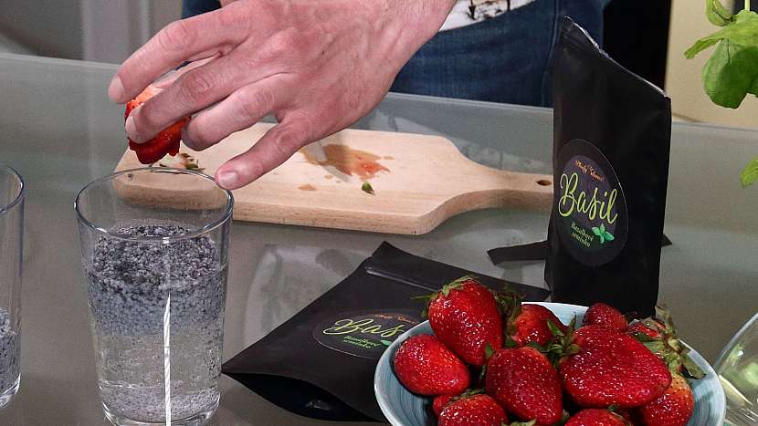 Zázračná bazalková semínka: nakrájené jahody přidáme do sklenice