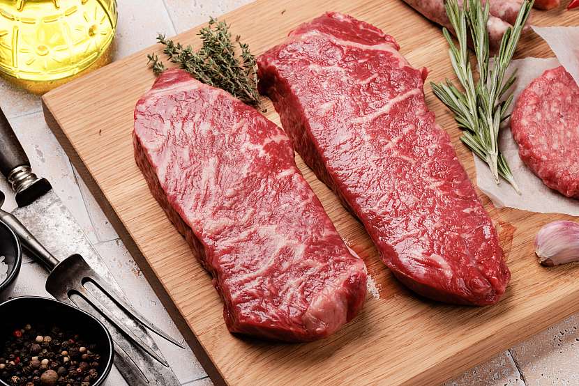 Prvotřídní mramorovaný nízký roštěnec. Syrový striploin steak