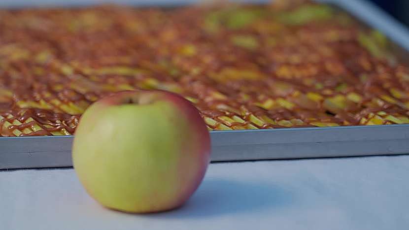 Jablka sušená mrazem s karamelem jsou ohromnou lahůdkou, na kterou nezapomenete 