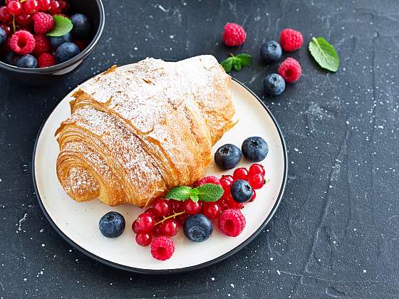 Příjemný den nastartuje sladká snídaně v podobě máslového croissantu  (Zdroj: Depositphotos)