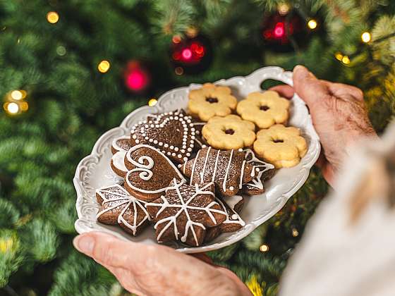 Sladký vánoční balíček – medové perníčky a štóla nesmějí na stole chybět (Zdroj: Babiččina volba / GoodMills)