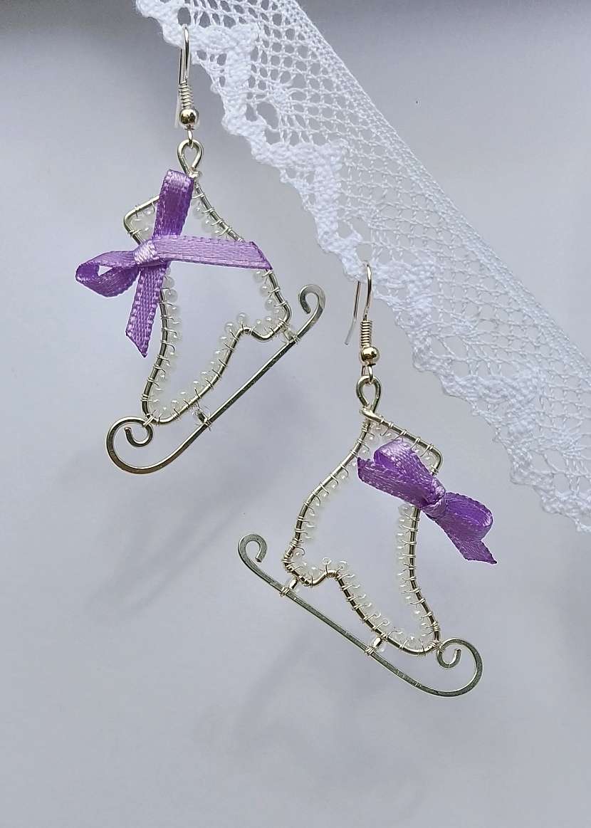 Do očka navlékněte náušnicový háček a náušnička je hotová