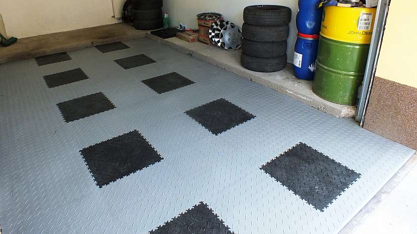 Nová podlaha v garáži za jedno odpoledne: plocha o výměře 4,5 x 2,5 m2 trvala asi 10 minut