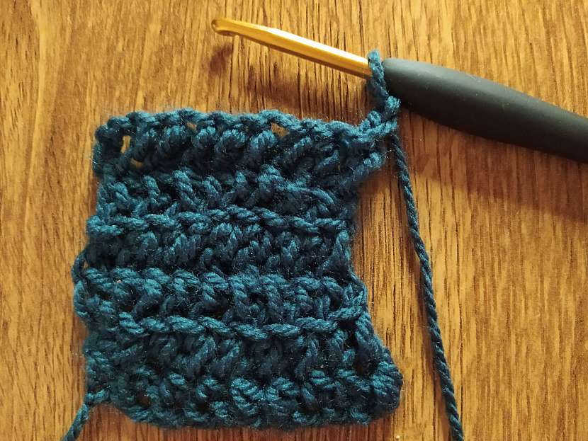 Háčkováním zadního half double crochet stitch vám vznikne pěkný vroubkovaný vzor