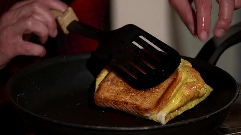 Omeletu i s toustovým chlebem opatrně přeložte