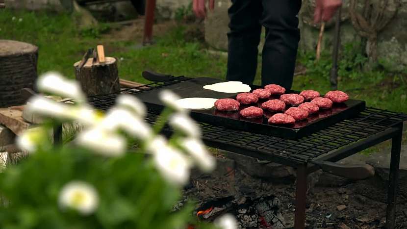 Hamburgery i placky můžeme péci na venkovním grilu