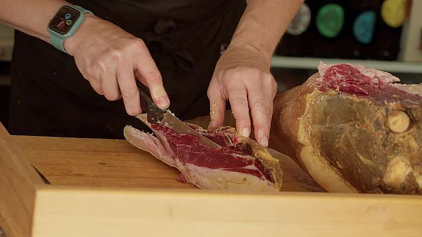 Prosciutto si nejlépe vychutnáte nakrájený na tenké průhledné plátky