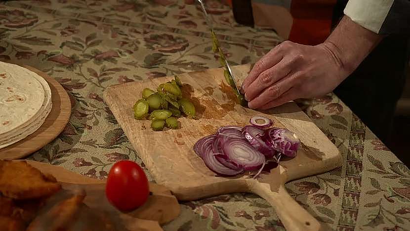 Do tortilly vložíme i cibule, okurka či rajče