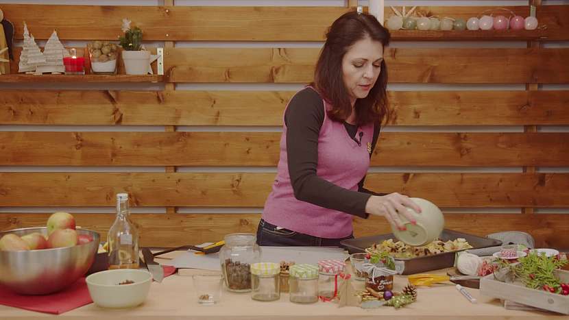 Ovoce zasypejte cukrem či jiným sladidlem, které preferujete