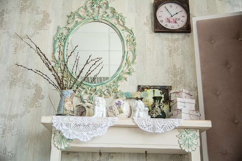 Shabby chic doporučuje dekorace interiéru v jemných barvách, kde převládá bílá