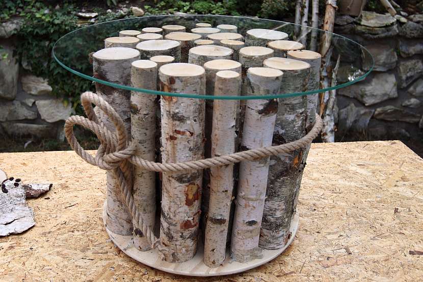 Stolek z březových polínek: polínka ozdobně svážeme přírodním provazem