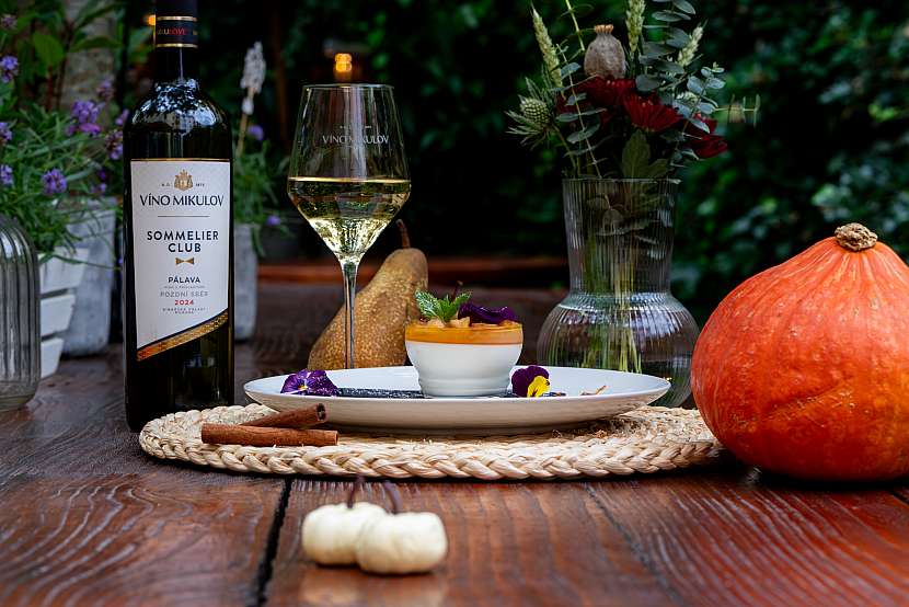 Pumpkin spice panna cotta s karamelizovanými jablky