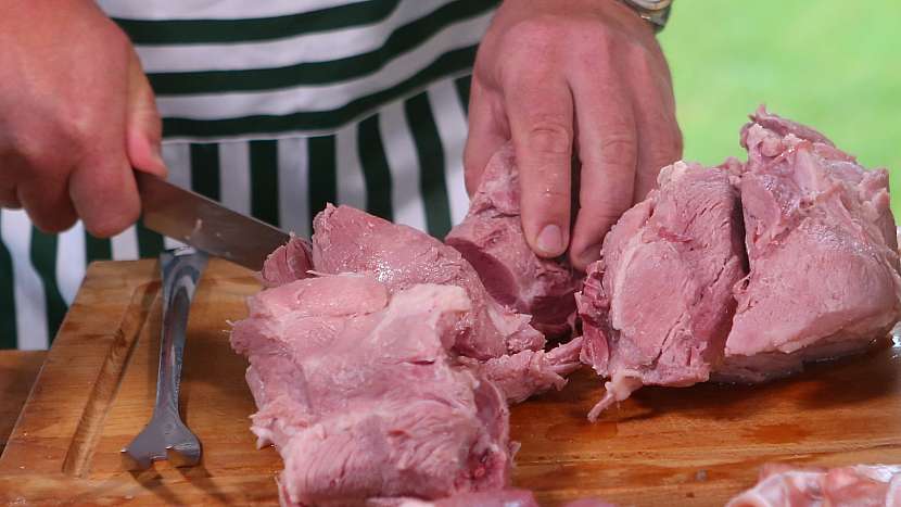 Domácí tlačenka: vepřové maso nakrájíme