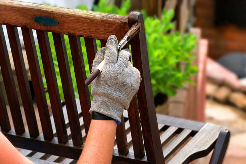 Zahradní nábytek se dá jednoduše renovovat