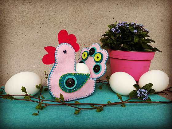 Velikonoční slepička jako originální stojánek na vajíčko