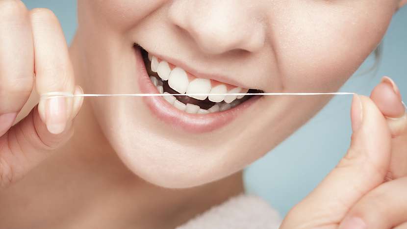 Používejte dentální nit a mezizubní kartáčky