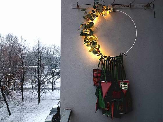 DIY dětský vánoční kalendář vytvořený v tradičních vánočních barvách (Zdroj: Adriana Dosedělová)
