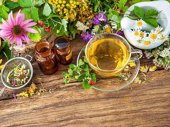 Směs na bylinkové čaje si můžete připravit sami doma ze sušených léčivek a čaj dochutit medem (Zdroj: Depositphotos (https://cz.depositphotos.com))