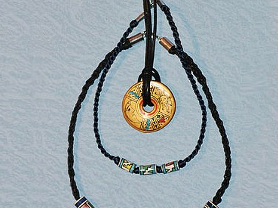 Vyrobte si originální šperk metodou kumihimo s peruánskými korálky (Zdroj: Darí Fejtková)