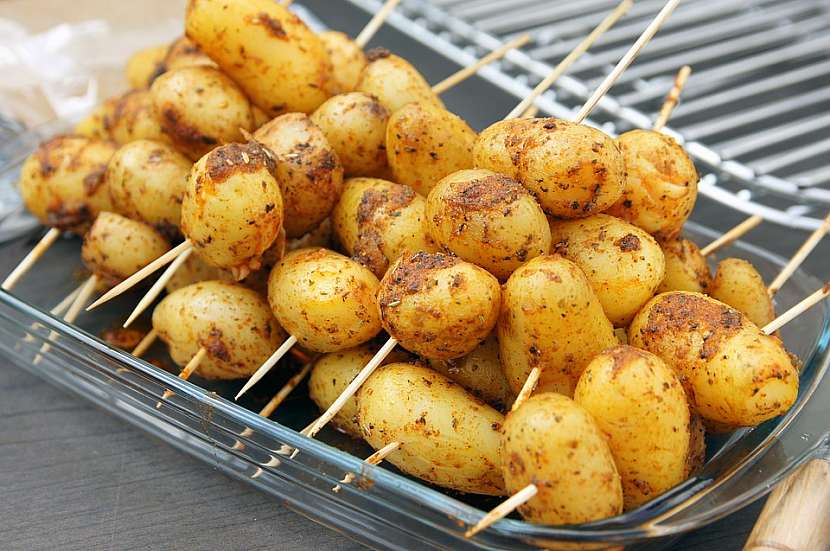 Na grilování můžete použít menší gurmánské brambory a potřít je olivovým olejem