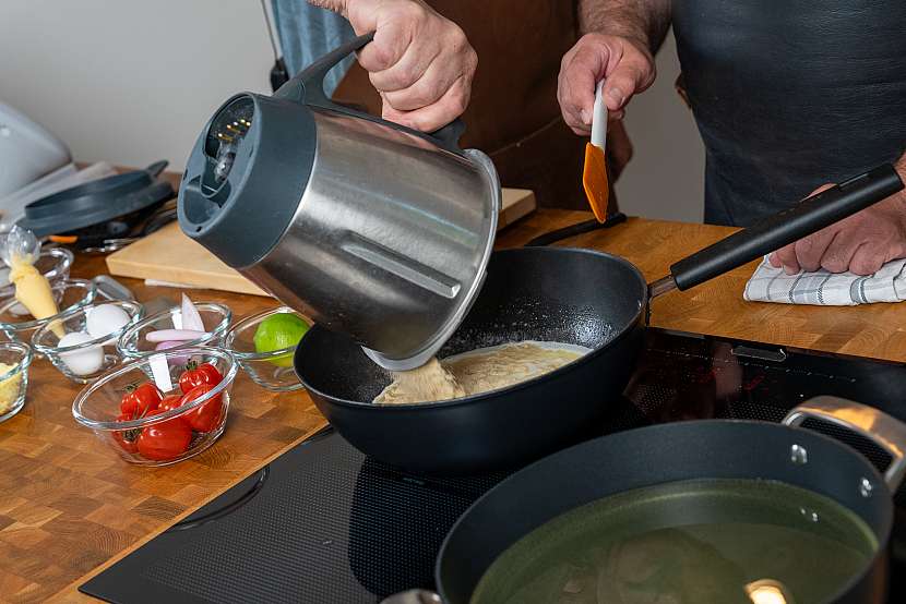 Z rozmixovaných opečených rohlíků a mléka s máslem vznikne základ těsta na churros