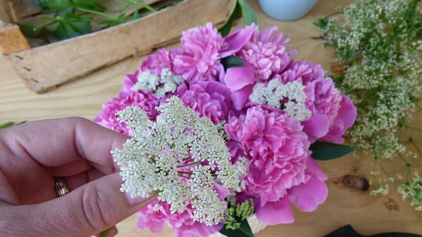 Jak uspořádat květiny do široké mísy či vázy 8