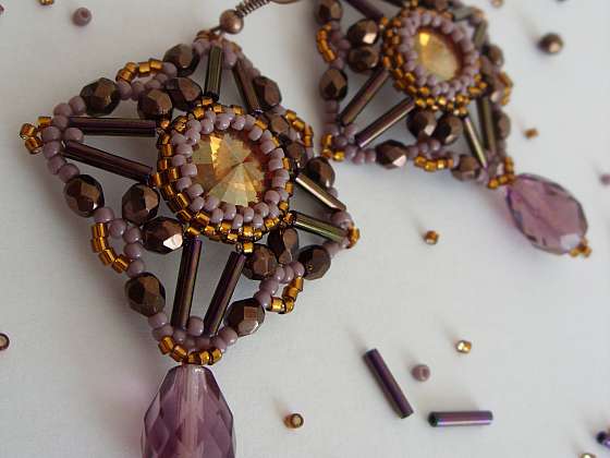 Šperky jako pro baronku technikou korálková výšivka (Zdroj: Katalin Orbánová)