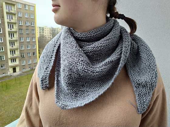 Pletený trojcípý šátek do chladných dnů (Zdroj: Adriana Dosedělová)