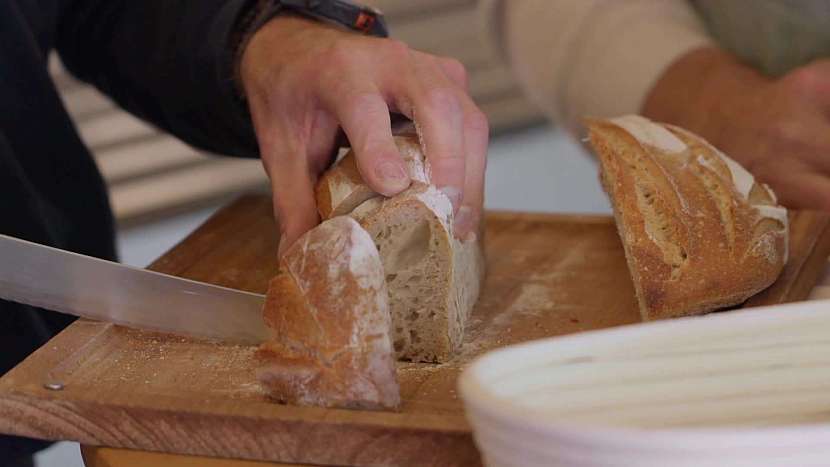 Tento chléb, nakrájený na kousky a pouze osolený vás vrátí do dětství