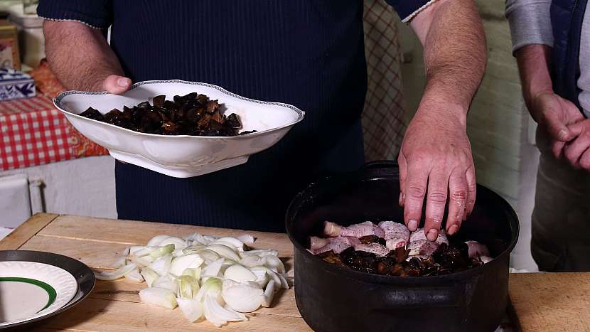 Recept na krušnohorské kuře: maso posypeme houbami a cibulí a dáme péct