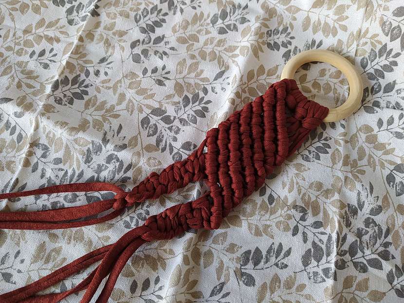 Macramé vazba na dřevěném kroužku