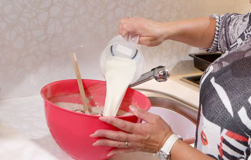 Mléko a ostatní tekuté přísady vlijte do rozmíchaných sypkých ingrediencí