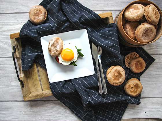 Celozrnné anglické muffiny jako ideální snídaně (Zdroj: Pernerka)