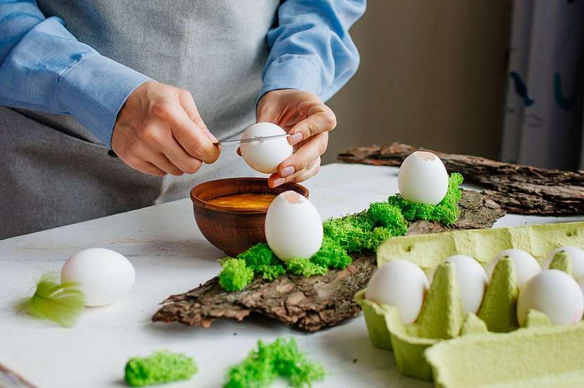 Návod na výrobu velikonoční dekorace z kůry, vejdumků a květin