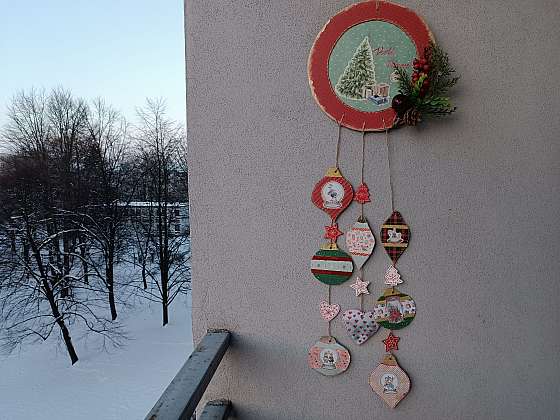 Vánoční závěs na dveře nemusí být pouze z jehličí (Zdroj: Adriana Dosedělová)