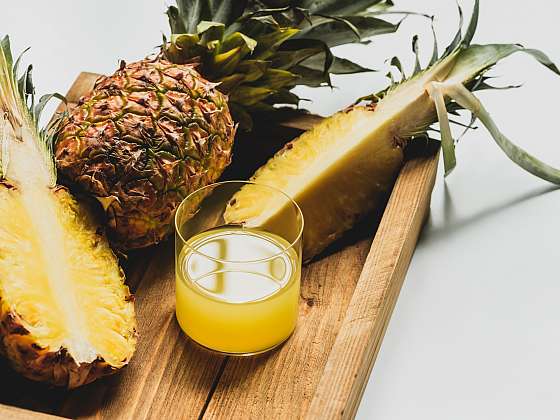 Ananasová voda je jedním z mnoha způsobů, jak si vychutnat oblíbené exotické ovoce (Depositphotos (https://cz.depositphotos.com))