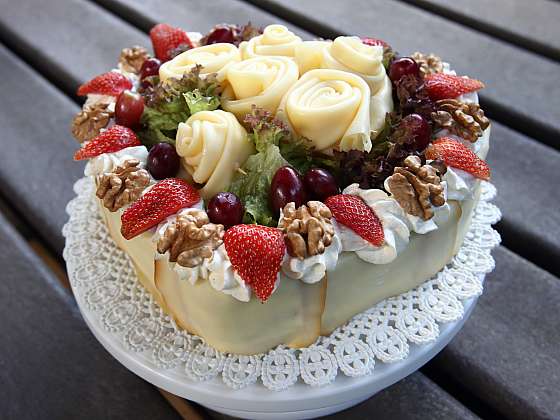 Sýrový dort s růžičkami – pochoutka nejen pro milovníky sýrů (Zdroj: Archiv FTV Prima)
