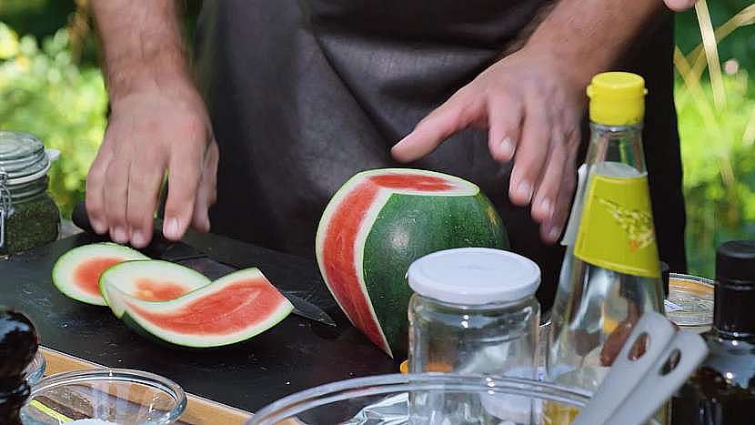Z melounu oloupeme slupku