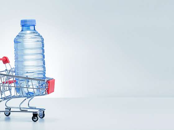 Je nutné kupovat stále balenou vodu? (Zdroj: Depositphotos (https://cz.depositphotos.com))