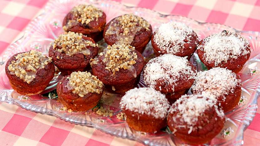 Recept na řepné muffiny: upečené muffiny ozdobíme medem, kokosem a ořechy