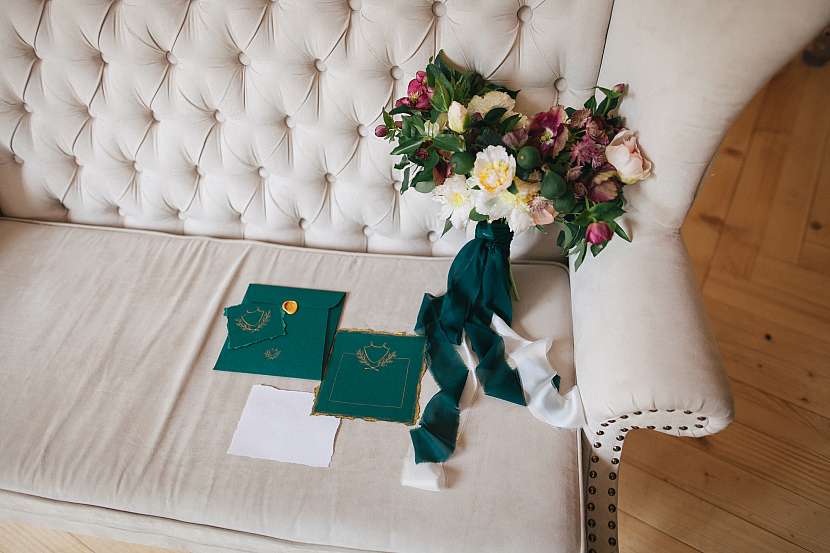 Svatební oznámení spolknou hodně papíru. Myslete ekologicky a sáhněte po recyklovaném