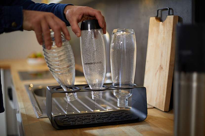 Pokud pijete jen čistou vodu, stačí lahve většinou opláchnout