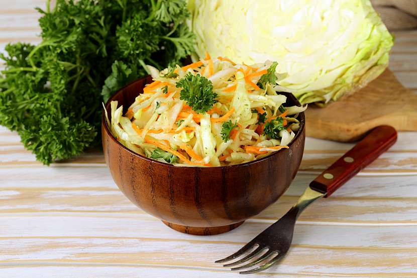 Košťál z brokolice můžeme přidat třeba do salátu Coleslaw