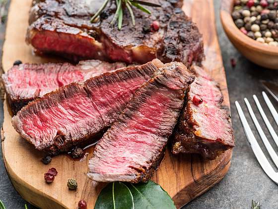 Středně propečený steak s bylinkami a kusem másla
