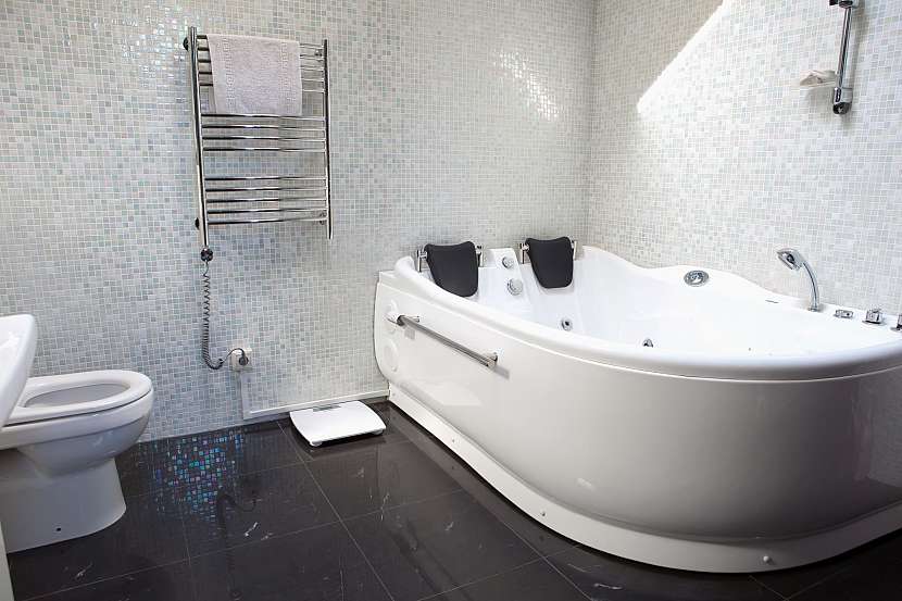 Stylová koupelna s mozaikovými obklady a hydromasážní vanou