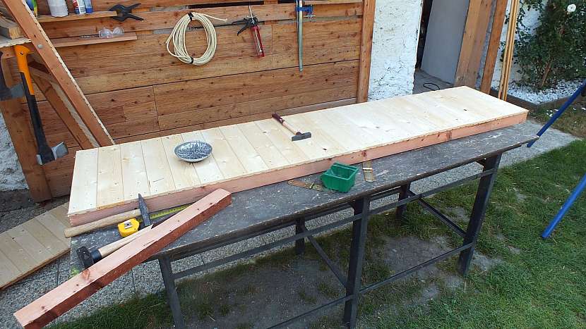 Jak vyrobit přístřešek na dřevo: před spojením je vhodné palubkovou plochu povrchově upravit