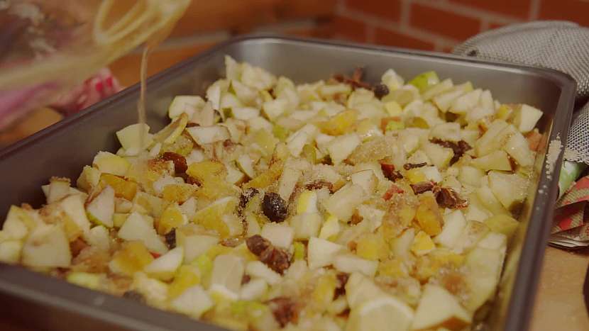 Ovoce v pekáčku podlijte vodou a dejte péct do trouby