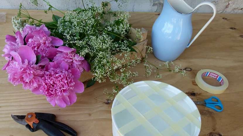 Jak uspořádat květiny do široké mísy či vázy 5