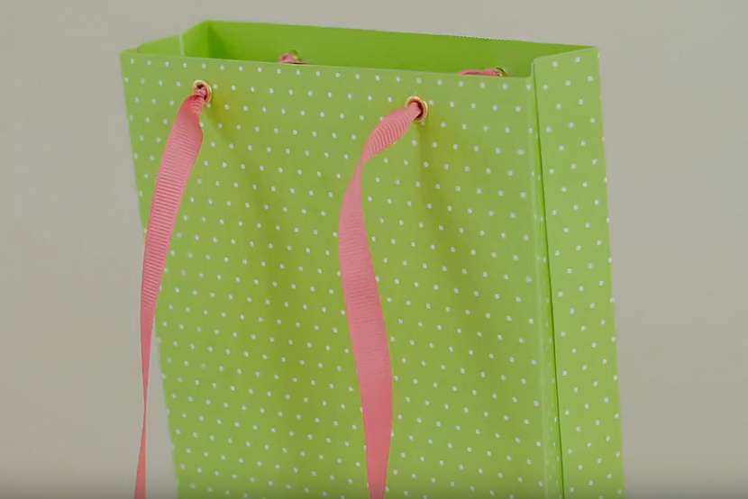 Jak vyrobit papírovou dárkovou tašku: Zabaleno do puntíků 1